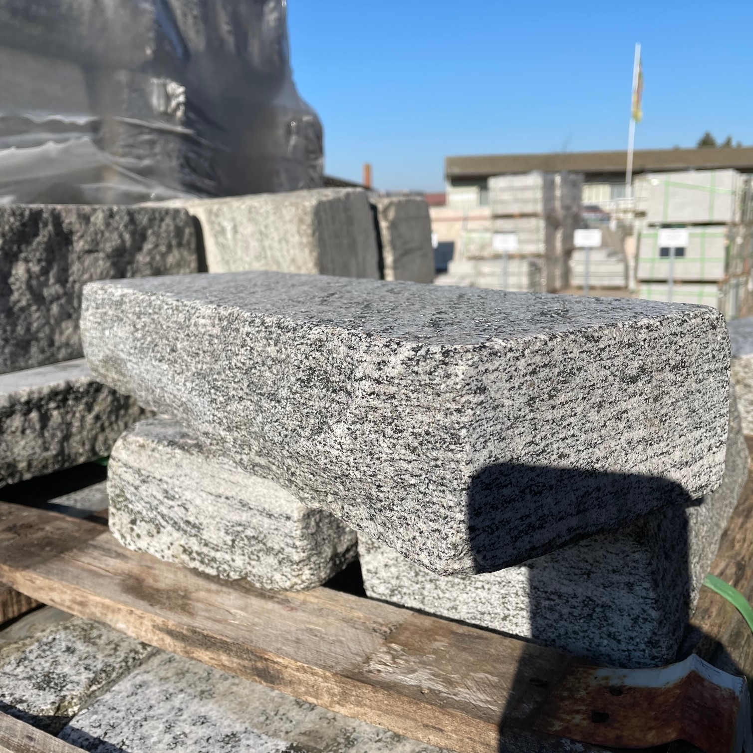 Gneis Klostermauerstein Himalaya 15x15x25-50cm, silbergrau-liniert RESTPOSTEN