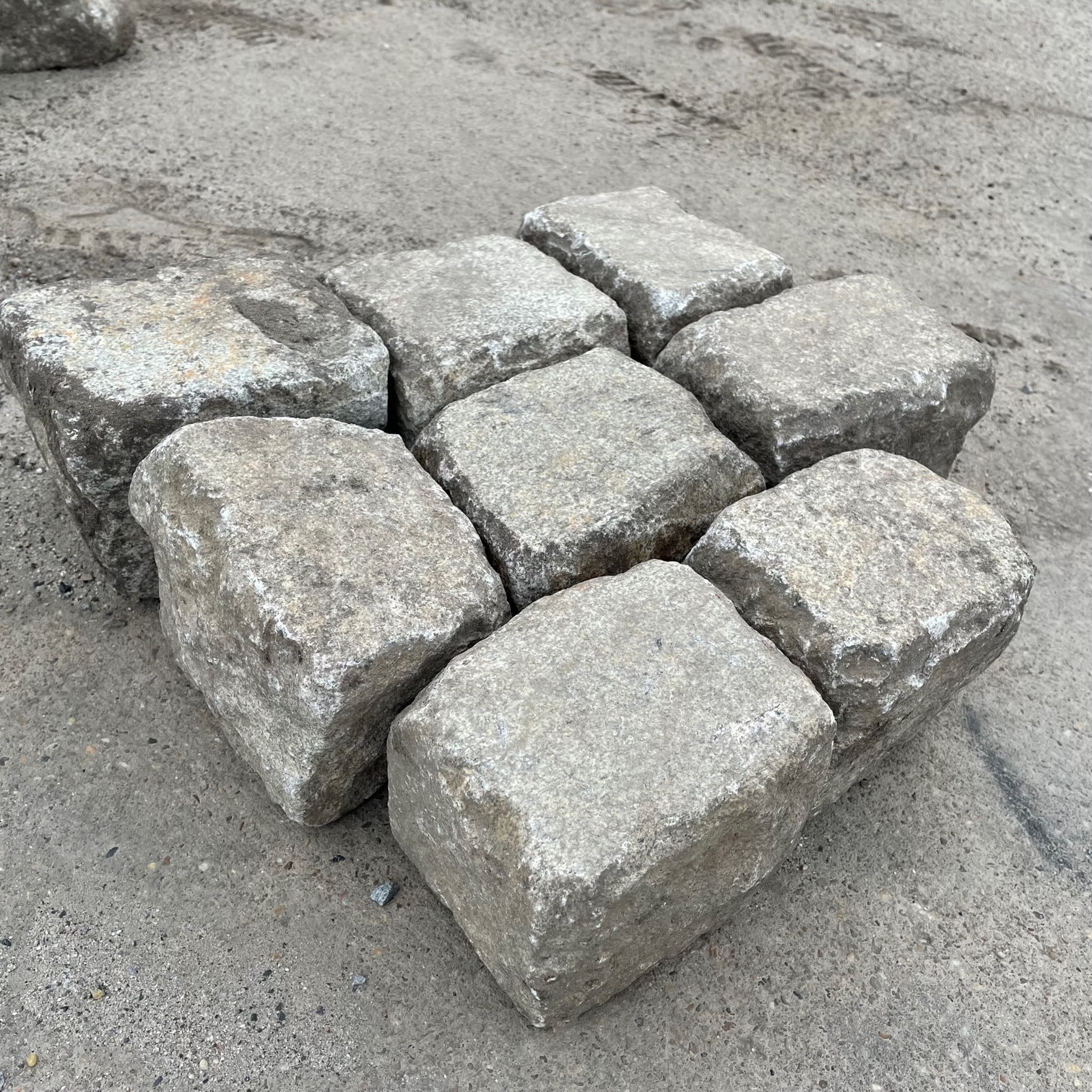 Gebrauchtes Granit Kleinpflaster 8-11 cm überwiegend grau/hellgrau