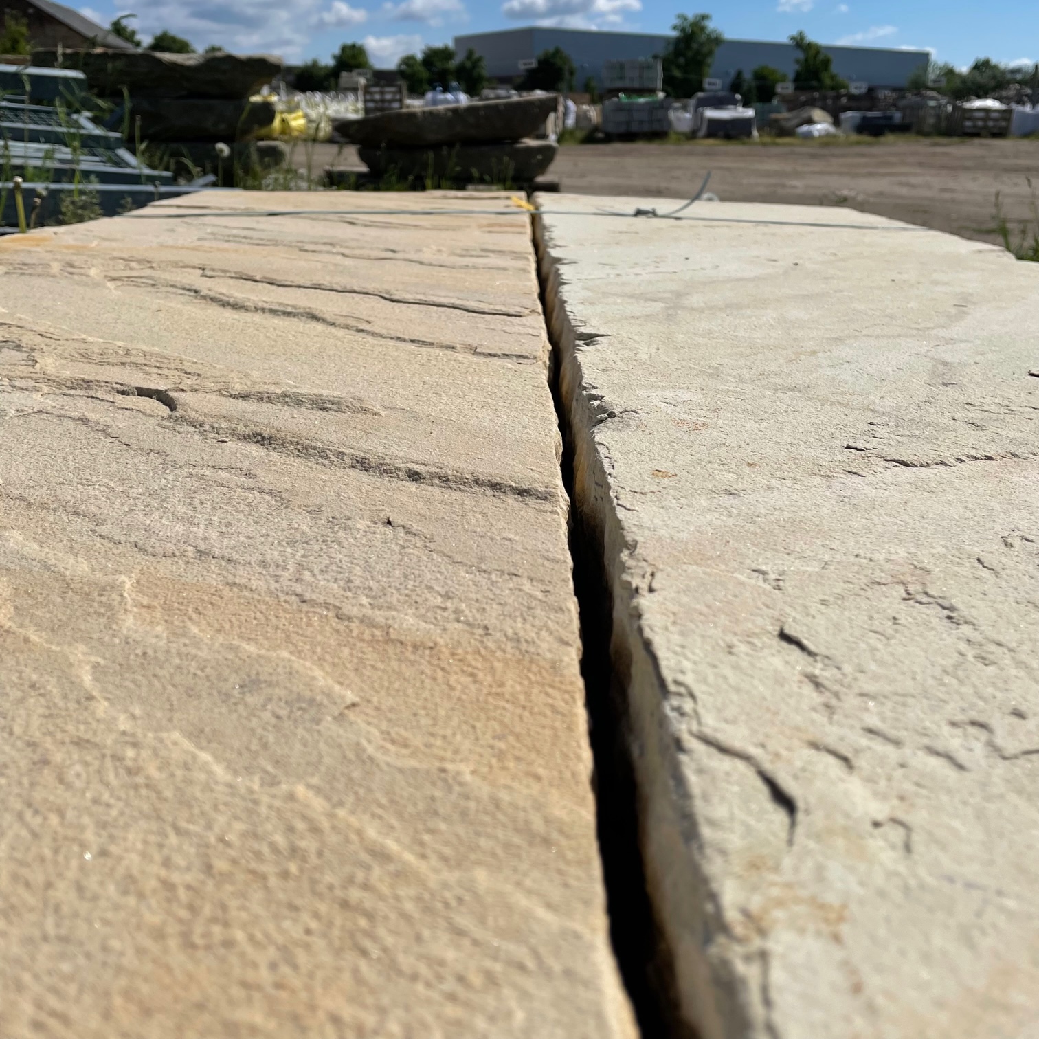 quarz-sandstein-sichtschutzstele-golden-sun-3