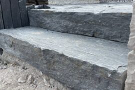 Schiefer Blockstufe Torre Nero 15-20×30-40×100 cm anthrazit-schwarz teils mit buntem Farbspiel