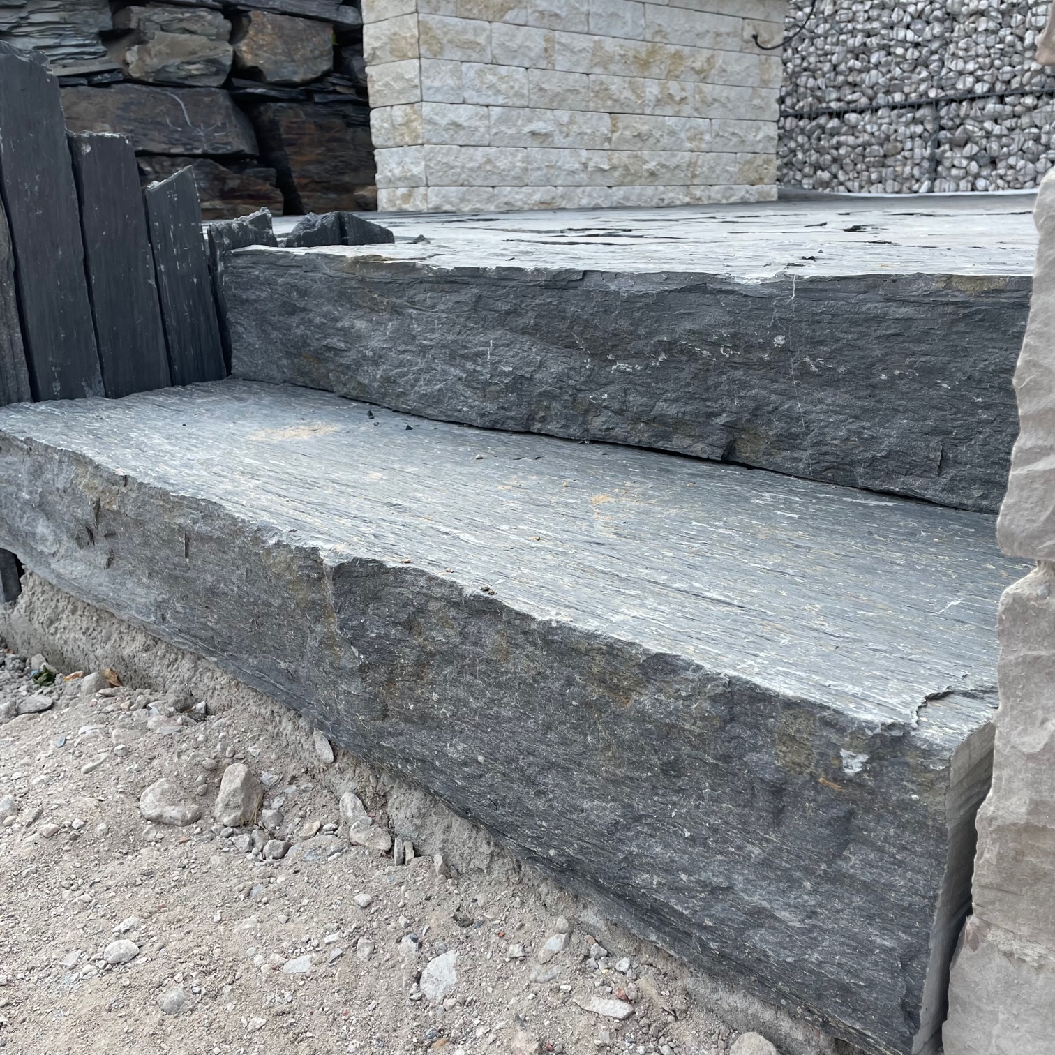 Schiefer Blockstufe Torre Nero 15-20×30-40×100 cm anthrazit-schwarz teils mit buntem Farbspiel