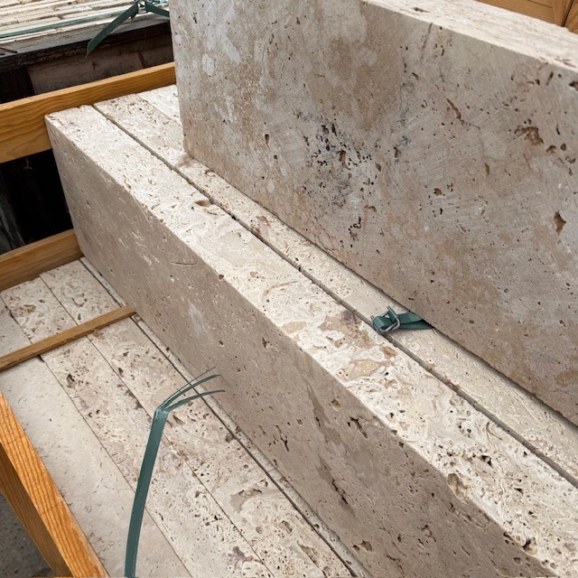 Kantenstein-Crema-gesägt-getrommelt