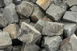 Gebrauchtes Porphyr Kleinpflaster 1-seitig gesägt/geflammt, anthrazit-grün-bunt Gebrauchtes Porphyr Kleinpflaster 1-seitig gesägt/geflammt, anthrazit-grün-bunt