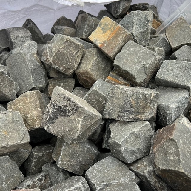 Gebrauchtes Porphyr Kleinpflaster 1-seitig gesägt/geflammt, anthrazit-grün-bunt