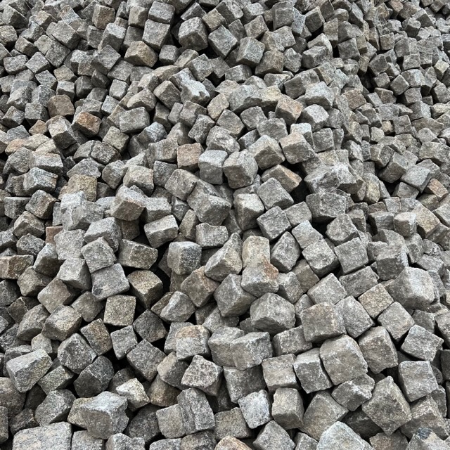 Gebrauchtes Granit Kleinpflaster 8-11 cm überwiegend grau
