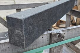 Basalt Edelpalisade/ Kantenstein Mekong Black 8x12x100 cm dunkelgrau-schwarz gesägt & geflammt