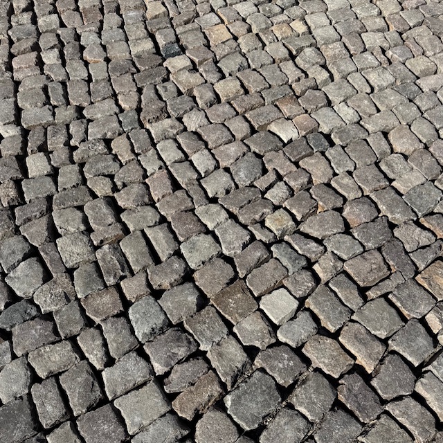 Gebrauchtes Porphyr Kleinpflaster 8-11 cm braun-anthrazit-gräulich