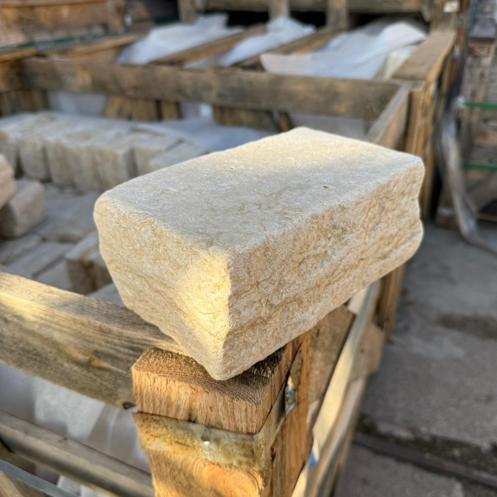 Kalkstein Großsteinpflaster Catrina 20x12x8 cm gelblich-cremebeige