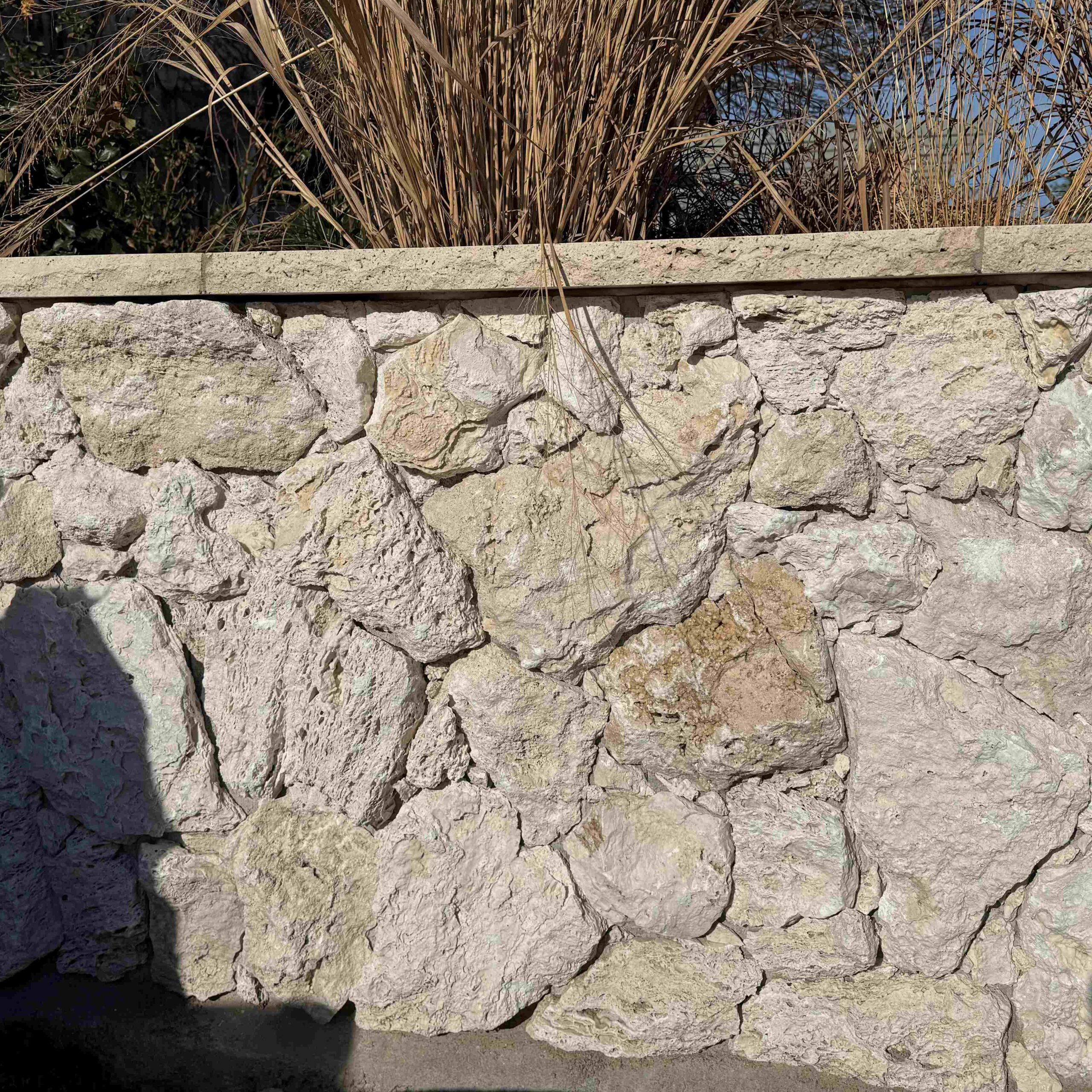 zyklopenmauer-creme-beige-travertin