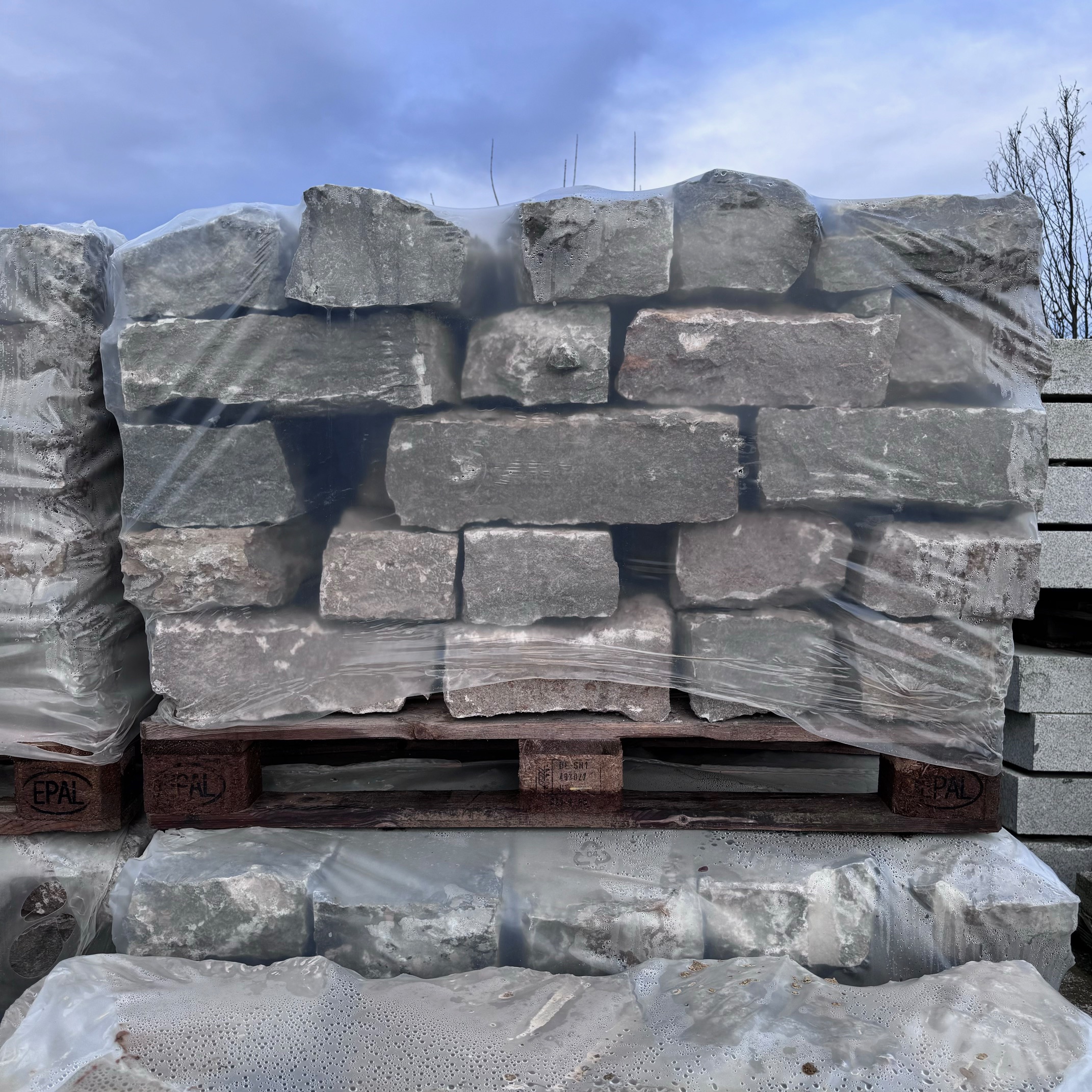 Muschelkalk Mauerwerk 8-14×15-25×15-50 cm grau-braun-bunt palettiert