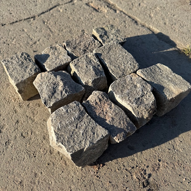 Kalkstein-Mosaikpflaster-grau-bunt-1