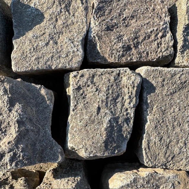 Kalkstein-Mosaikpflaster-grau-bunt-1