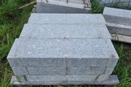 Granit Leistenstein Daba 12×25 cm grau allseitig gesägt & obere Längskante geflammt Granit Leistenstein Daba 12×25 cm grau allseitig gesägt & obere Längskante geflammt
