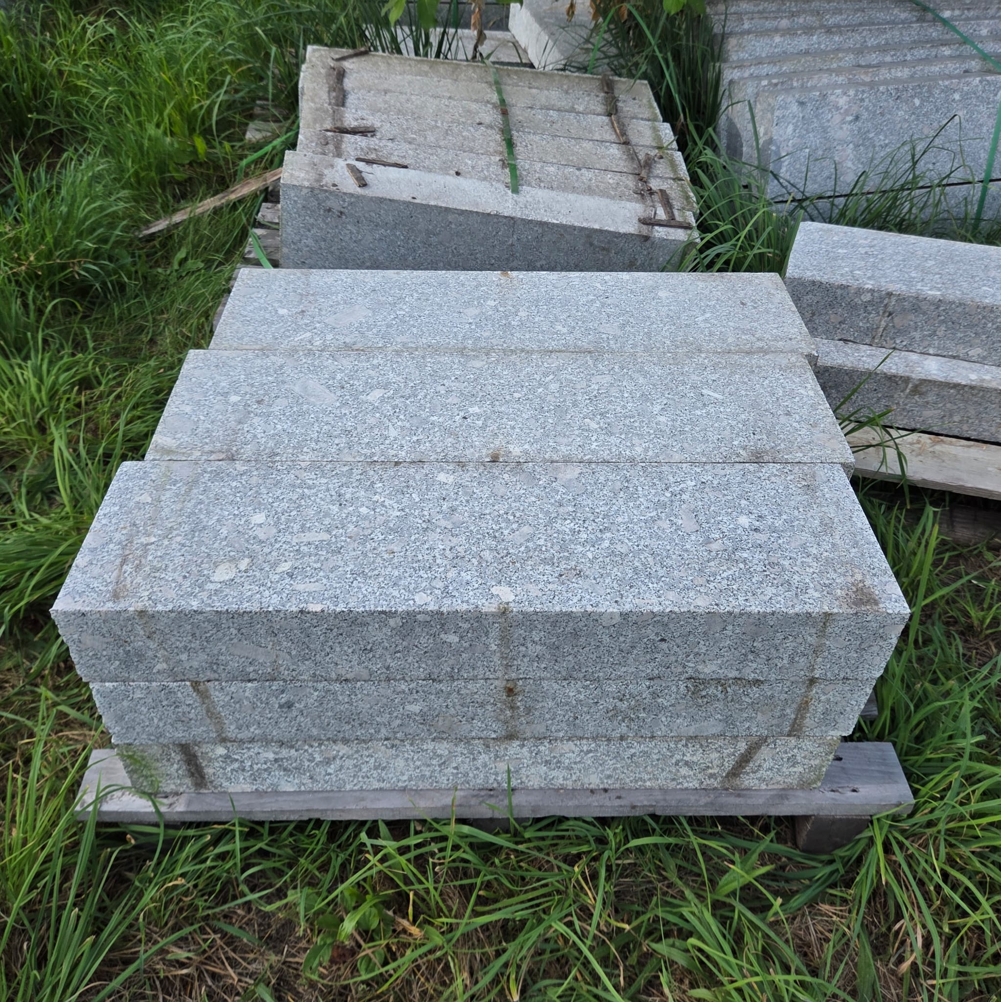 Granit Leistenstein Daba 12×25 cm grau allseitig gesägt & obere Längskante geflammt