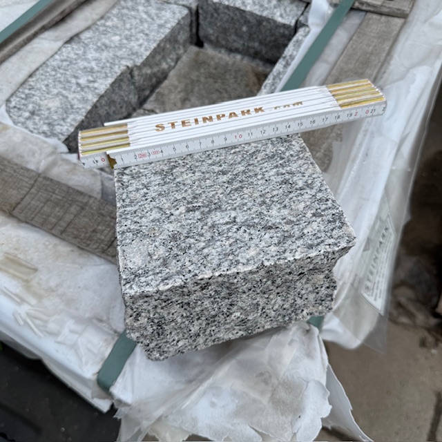 granit-edelgroßpflaster-daba-geflammt-15x15x8 (2)
