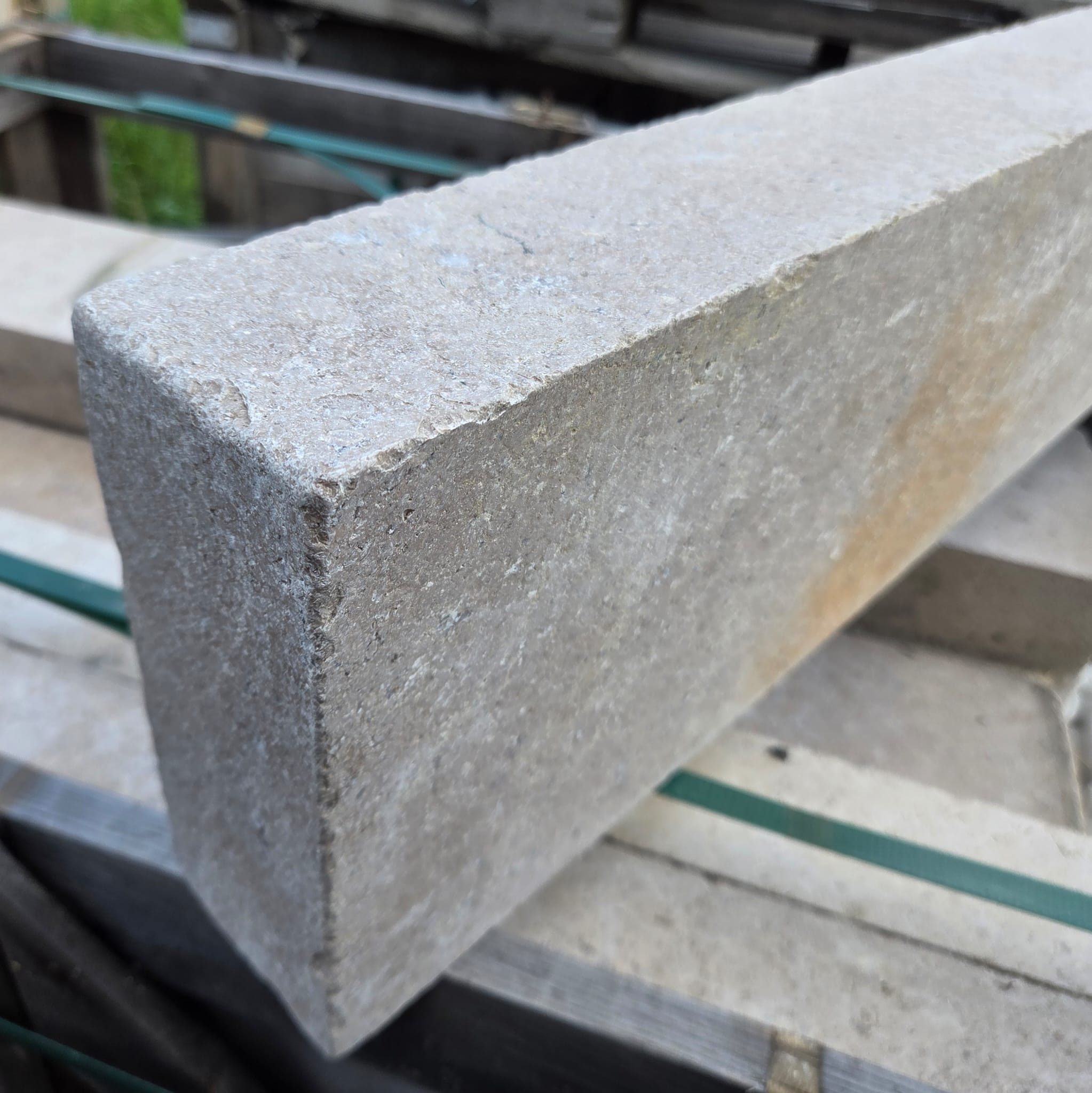 Kalkstein Kantenstein Mansura 8x20x100 cm creme-beige-walnuß