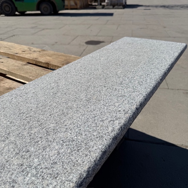 Granit Poolplatte Daba 122x35x3 cm hellgrau