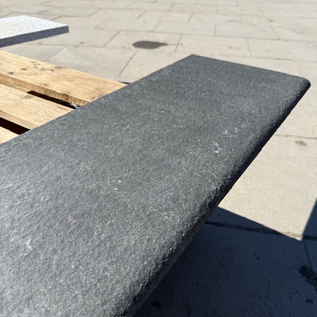 Basalt Poolplatte Mekong Black 122x35x3 cm anthrazit-schwarz