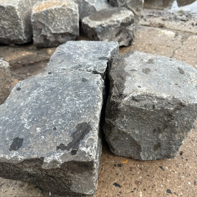 tephrit-großpflaster-unregelmäßig-gebraucht.1