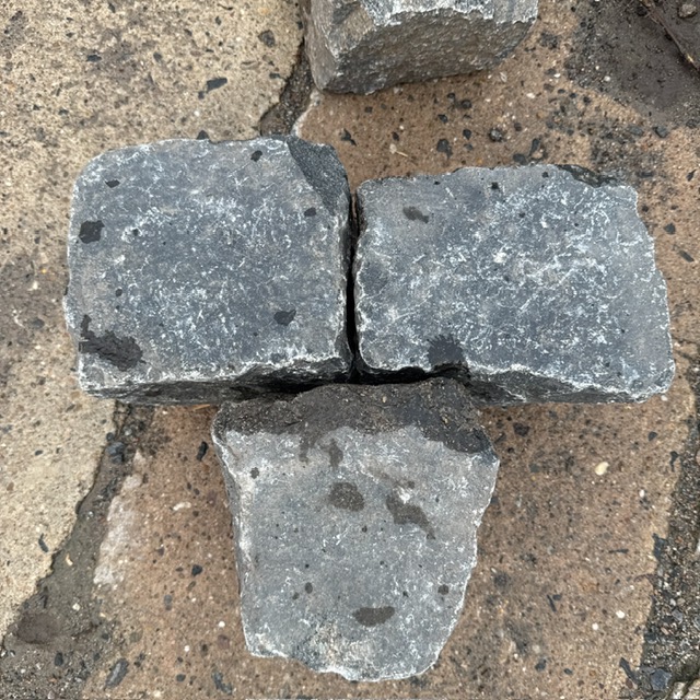 Gebrauchtes Tephrit Großpflaster 13-25 cm unregelmäßig