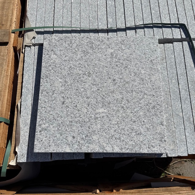 Granit Terrassenplatte Daba 50x50x4 cm hellgrau